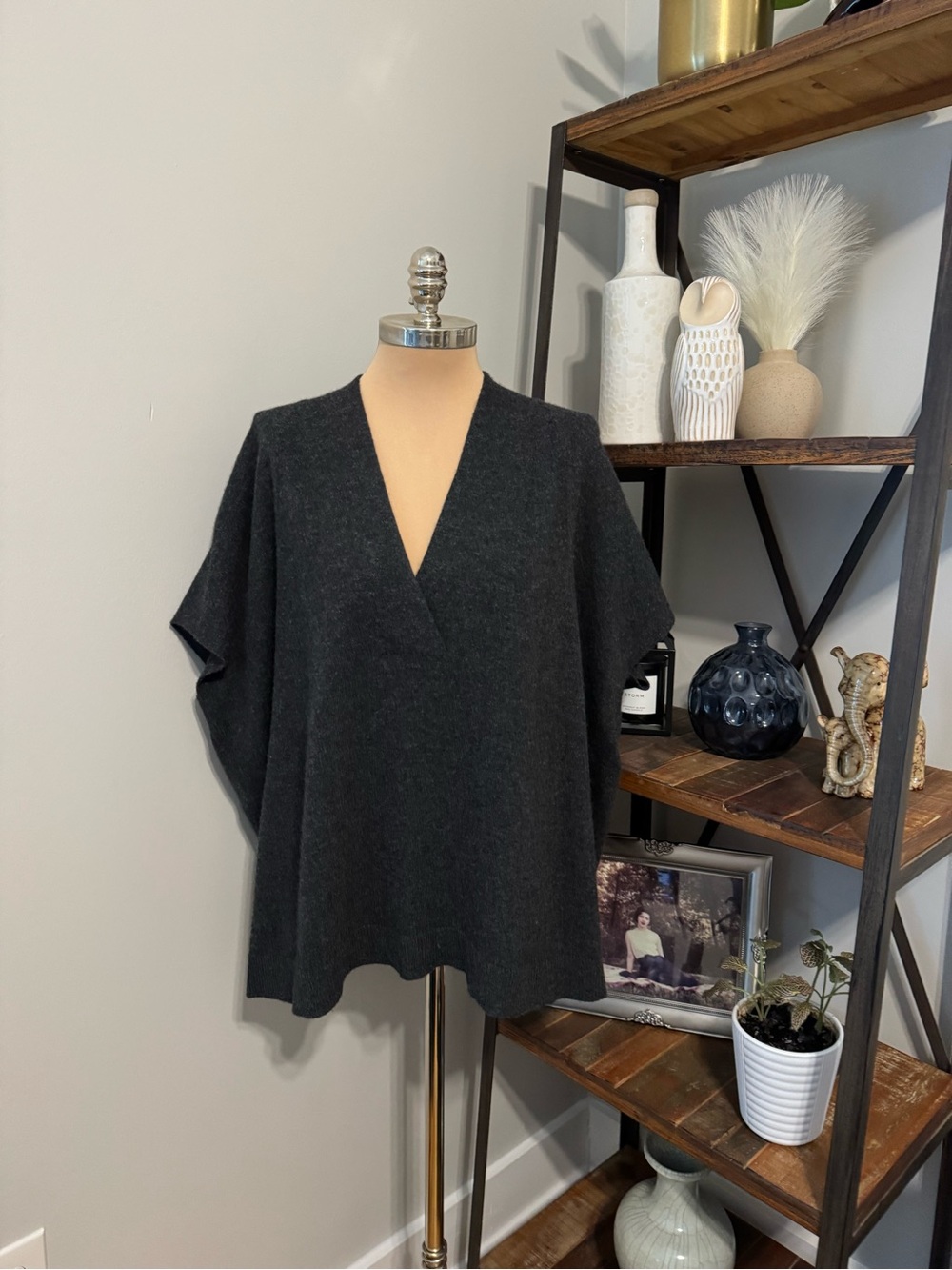 Vince Womens Size MED Gray Wool Cashmere Oversized Short Sleeve V-Neck Sweater